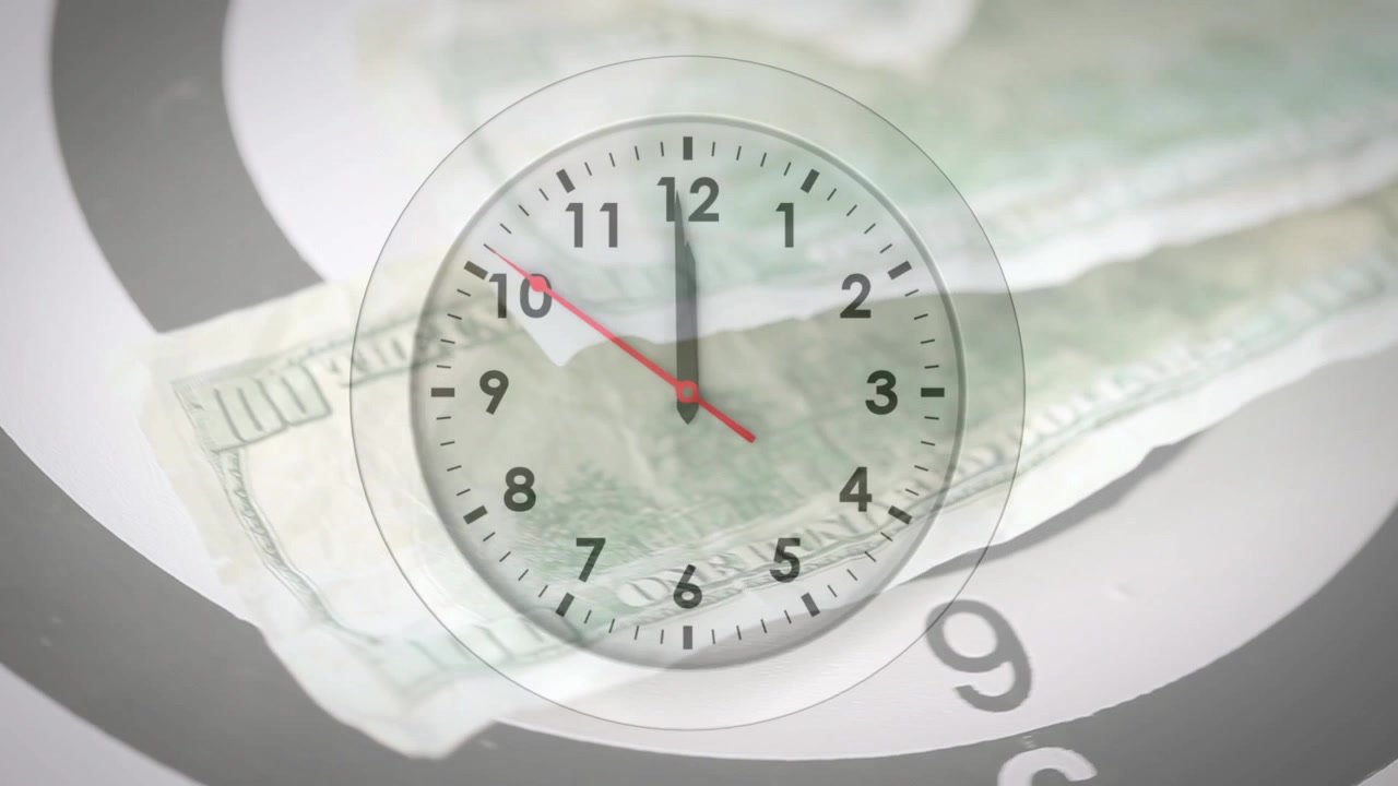 En un reloj centrado al inicio, la manecilla roja se mueve hacia atrás mientras el dinero se desliza, mostrando el tiempo versus el dinero.