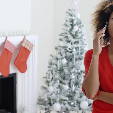 mujer joven de moda chateando en su móvil en navidad