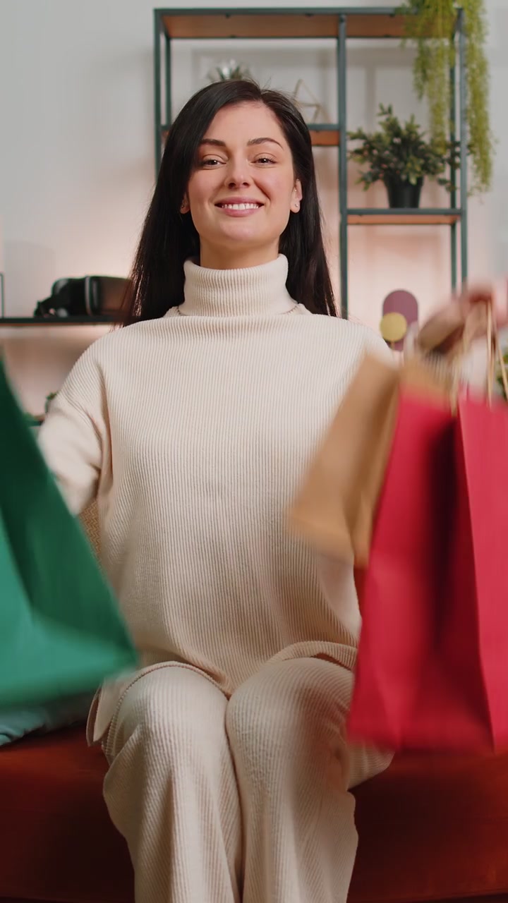 Una giovane donna felice, dipendente dallo shopping, è tornata a casa dopo la vendita online con delle borse a casa.