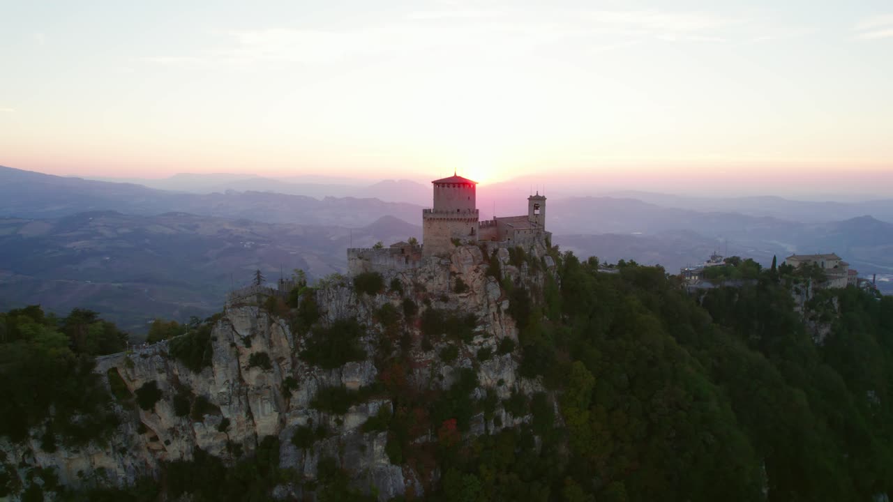 tres torres de san marino, italia, avión no tripulado sacar vista durante la puesta de sol
