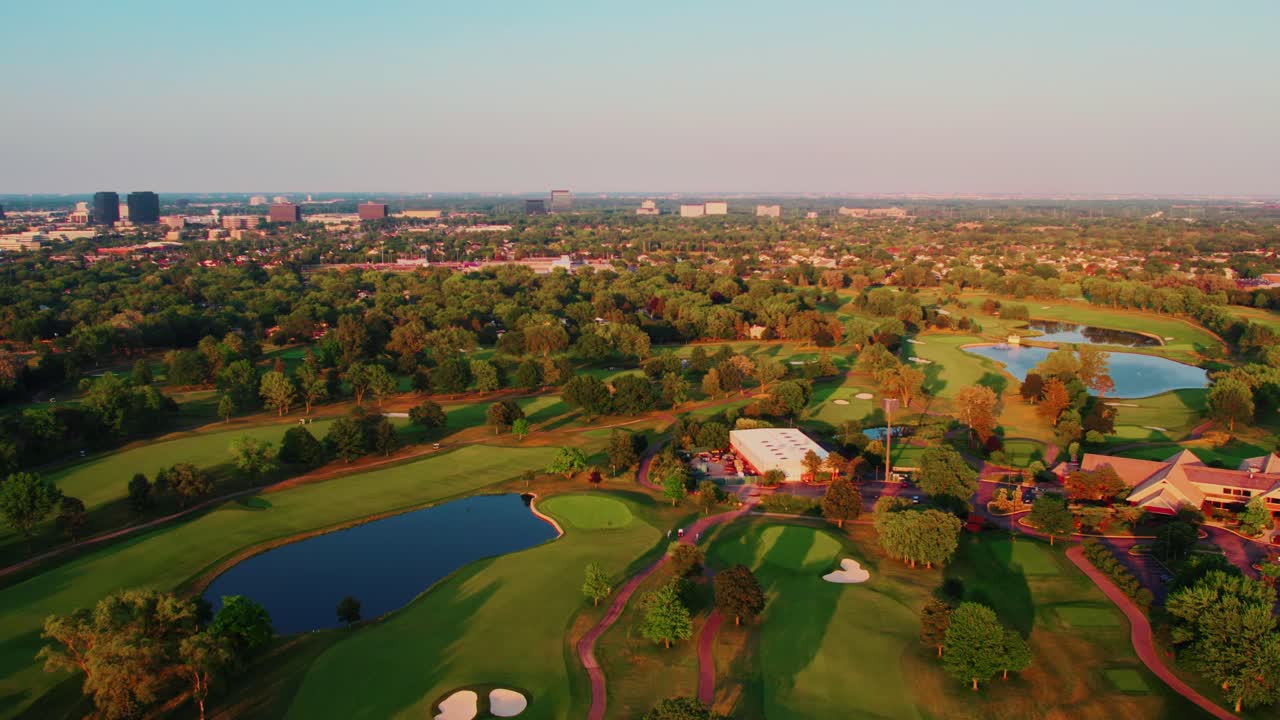 여름에 미국 일리노이 주  ⁇ 버그 위의 아름다운 해가 지는 영상