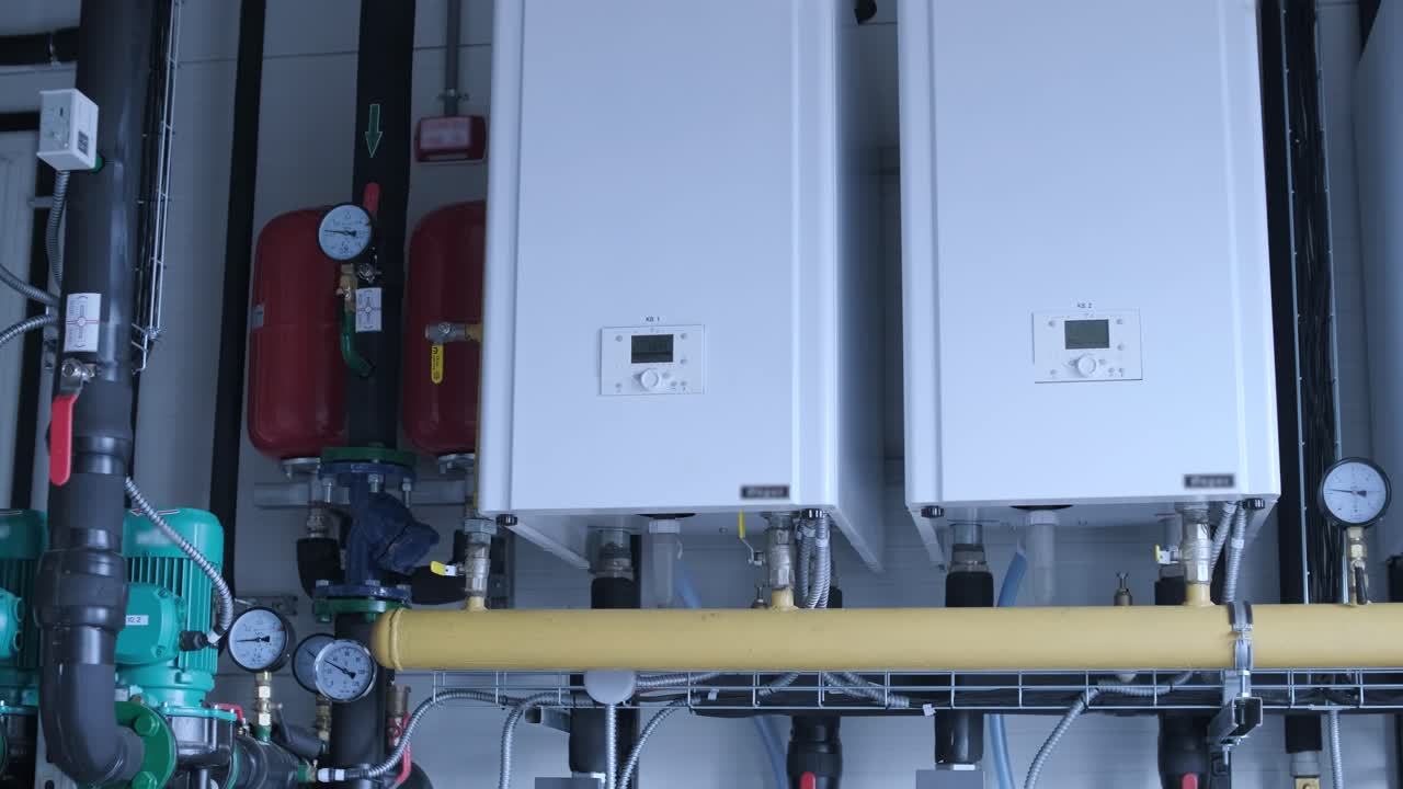 moderna sala de calderas de gas industriales equipadas para el proceso de calefacción. calderas, tuberías y válvulas de gas de calentamiento.