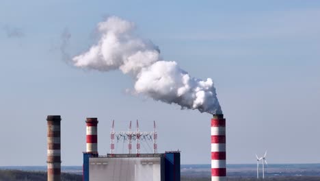 Chimenea-Humeante-Cerca-De-La-Antena-De-La-Estación-De-La-Planta-De-Energía-Smog-La-Contaminación-Del-Aire-Liberando-CO2-A-La-Atmósfera