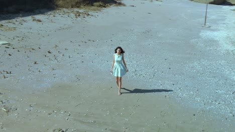 Linda-Chica-Con-Vestido-Blanco-Camina-Por-La-Playa-8