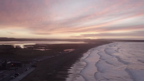 La-Antena-Del-Amanecer-Del-Amanecer-Se-Eleva-Sobre-Las-Dunas-De-Arena-De-La-Ciudad-De-La-Playa,-Tramore,-Irl