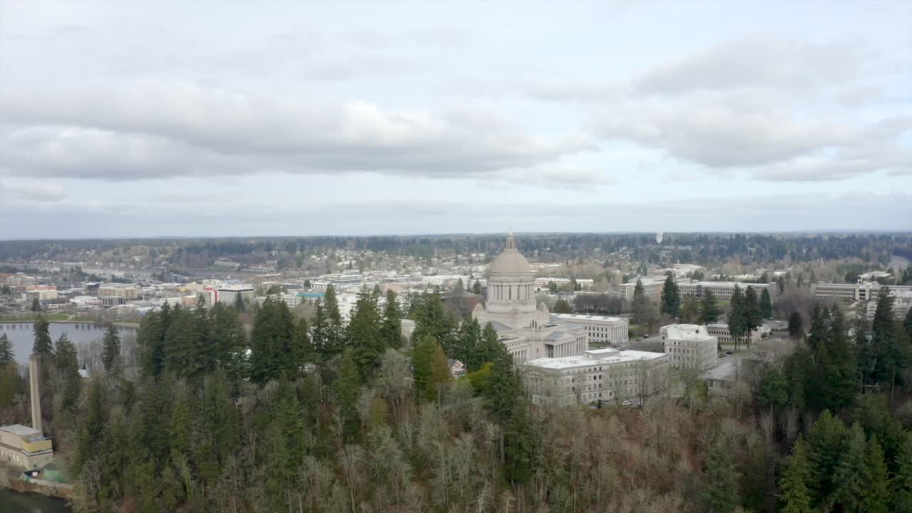 dron dando vueltas alrededor de la cúpula de la capital del estado