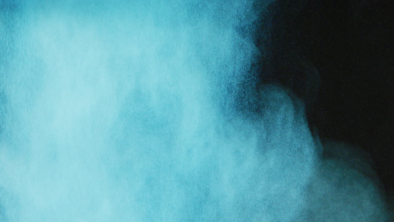 vídeo de polvos de color azul con espacio de copia en fondo negro
