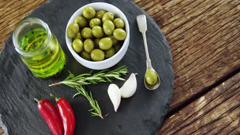 Varios-Ingredientes-Guardados-En-Una-Tabla-De-Piedra-Negra.