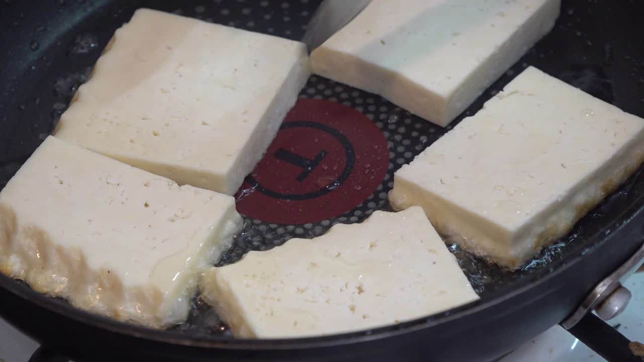 freír queso en aceite en una olla