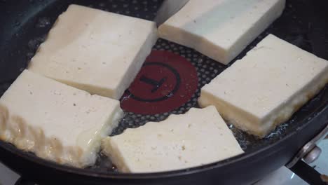 freír queso en aceite en una olla