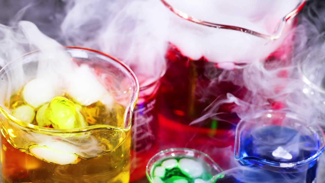 연기와 거품과 반응하는 진동하는 액체