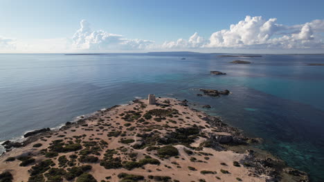 vista aérea de la torre de ses puertas en la playa de ses salines en la isla de ibiza, españa