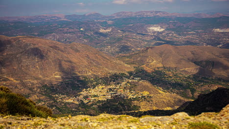 Zeitrafferwolken-über-Dorfhügeln-Und-Bergen-Im-Ländlichen-Gebiet-Spaniens