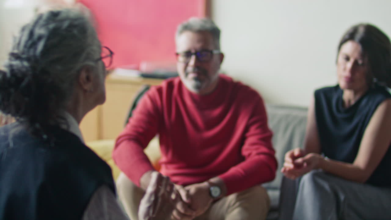 Psykolog giver råd til ægtepar under terapi