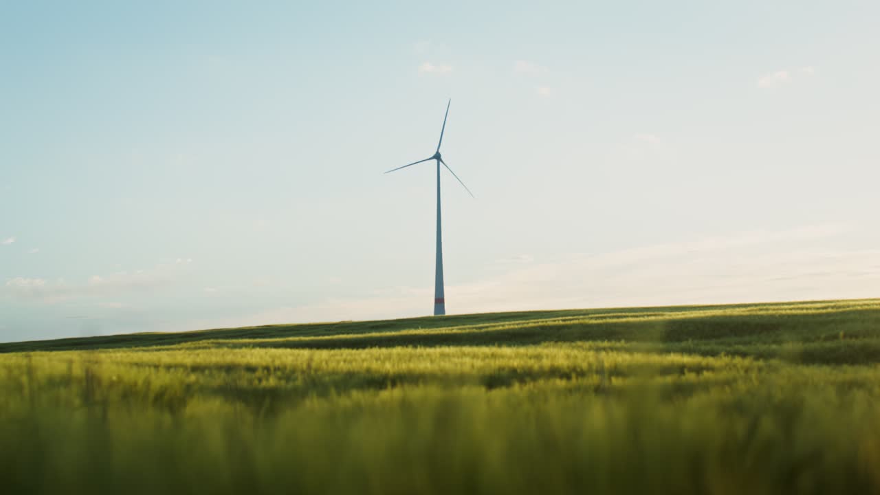 turbina eólica en un campo al atardecer o al amanecer