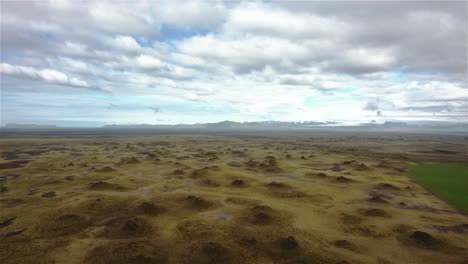 toma panorámica de drones a la izquierda sobre un paisaje espectacular con pequeñas colinas en islandia 4k