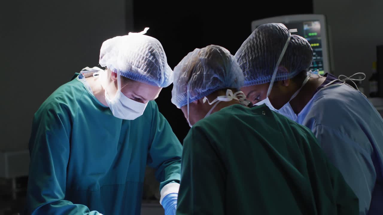 video de tres cirujanas diversas operando a un paciente en el quirófano