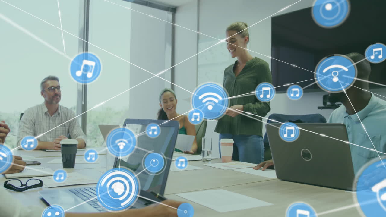 animación de la red de conexiones con iconos wifi sobre diversas personas de negocios en la oficina