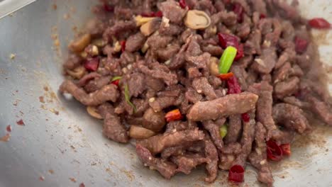 cocinar carne de res mongola fresca en un wok