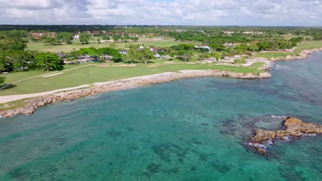 Campo-De-Golf-Junto-Al-Mar-Con-Aguas-Cristalinas-De-La-Bahía-De-Caleton-De-La-Majagua-En-Casa-De-Campo,-República-Dominicana