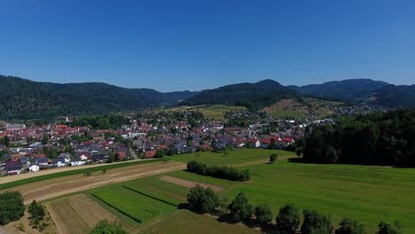 Vistas-A-Zell-Am-Harmersbach-En-La-Selva-Negra,-Campos-En-Primer-Plano-Y-Montañas-Al-Fondo