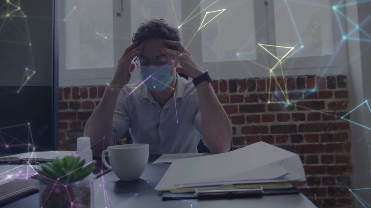 анимация сетей связей над бизнесменом в маске в офисе