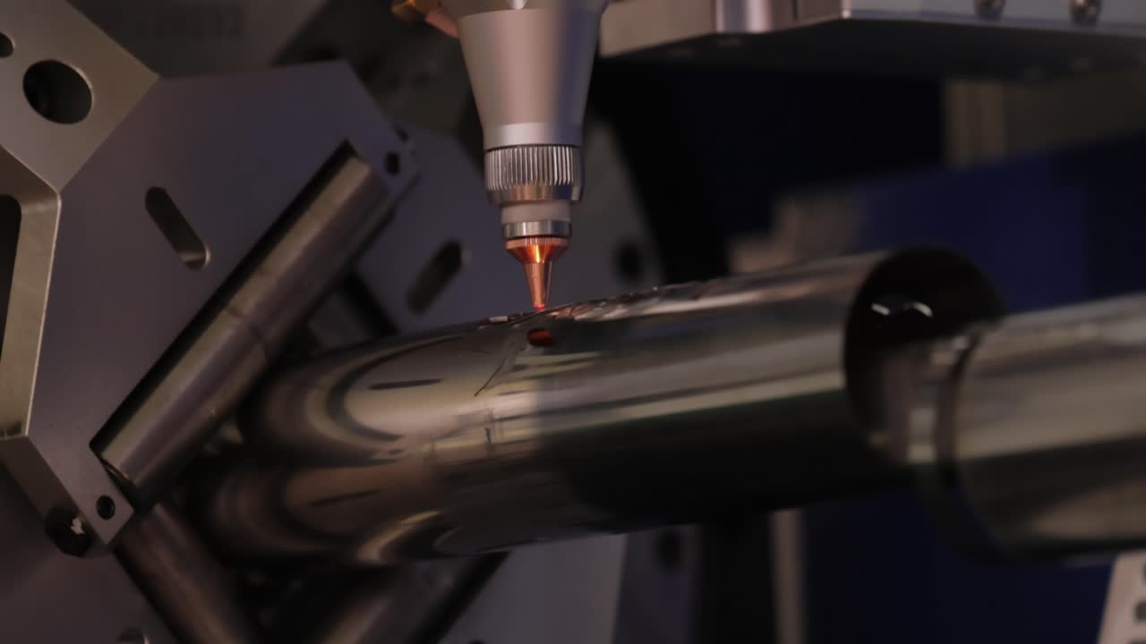 Taglio laser e a gas CNC di metalli, tecnologia industriale moderna
