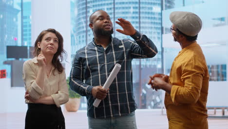 corredor y cliente compartiendo una visión de desarrollo para el nuevo espacio de oficinas