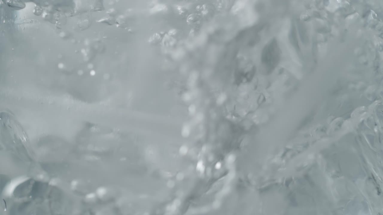 얼음 큐브 위로 흘러가는 물줄기