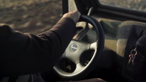 travels-ringer-in-farmers-fields,-Close-up-steering-wheel