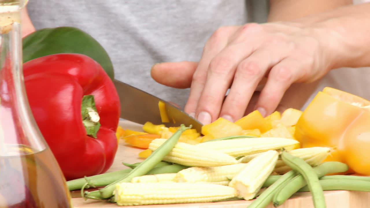가정 에서 부 에서 식사 를 준비 하고 있다