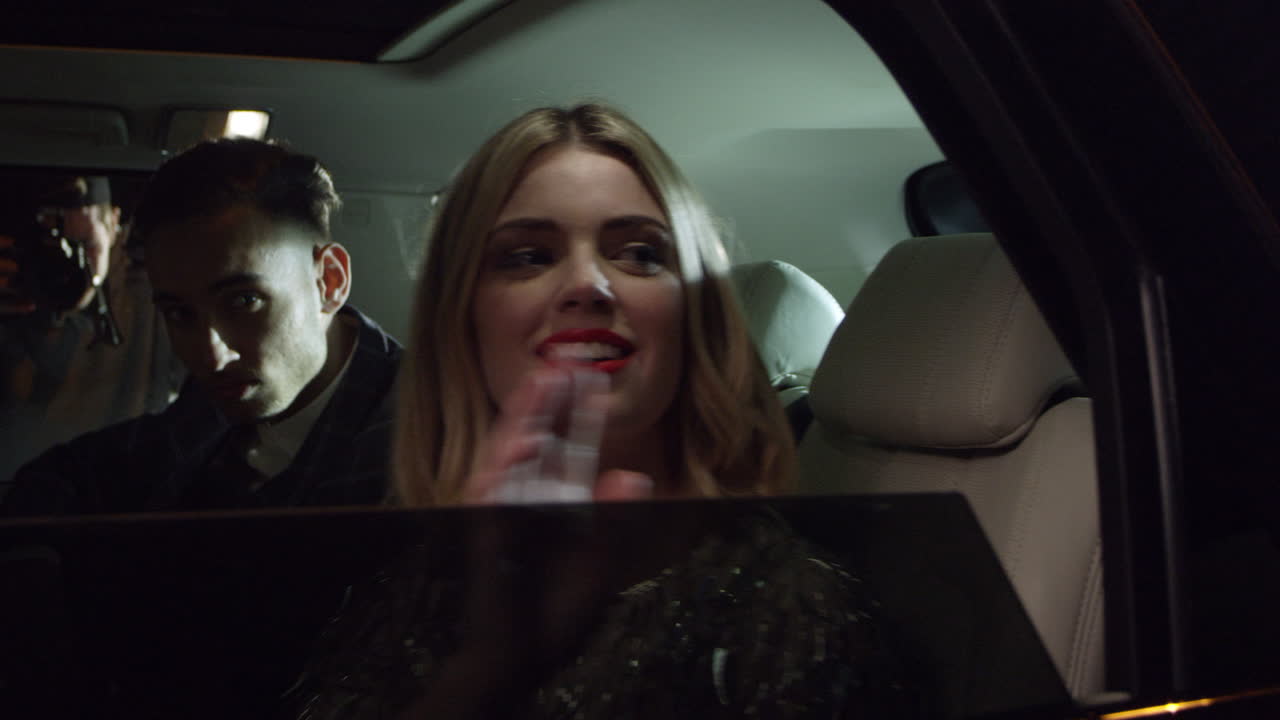 pareja de celebridades llegando en limusina, fotografiada por paparazzi, filmada en r3d