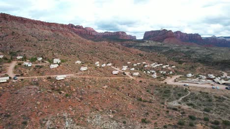 Luftaufnahme-Des-Campingplatzes-In-Utah-Mit-Weißen-Segeltuchzelten-In-Der-Amerikanischen-Südwestwüste