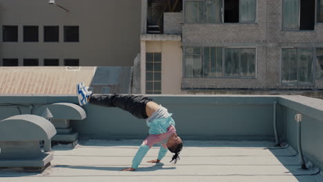 Hombre-Bailando-Breakdance-En-La-Azotea-De-La-Ciudad-Bailarín-De-Hip-Hop-Practicando-Rutina-De-Baile-Con-Soporte-De-Mano-Realizando-Movimientos-De-Estilo-Libre-En-La-Ciudad