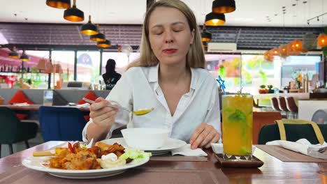 mujer disfrutando de una comida en un restaurante
