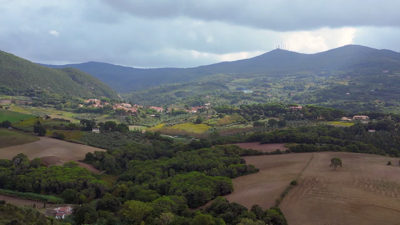 mejor vista aérea desde arriba vuelo toscana valle meditativo, pueblo italia otoño 23