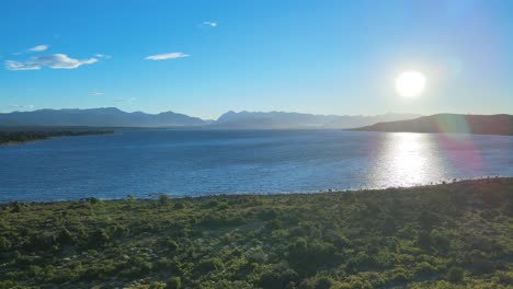 vista aérea del lago nahuel huapi y el sol radiante antes del atardecer