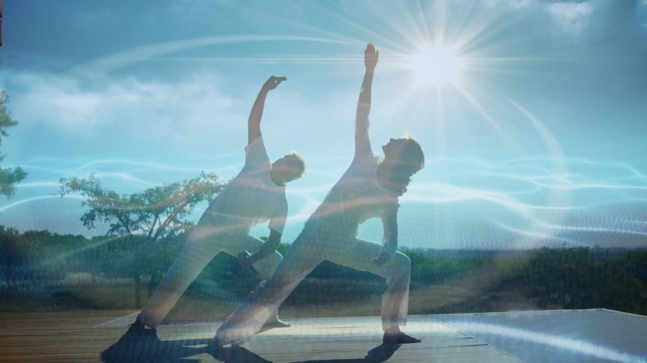 Seguendo l'indicazione dell'istruttore, donna e uomo praticano la posizione dell'angolo laterale sul ponte, con un bagliore dell'obiettivo che guida l'allineamento.