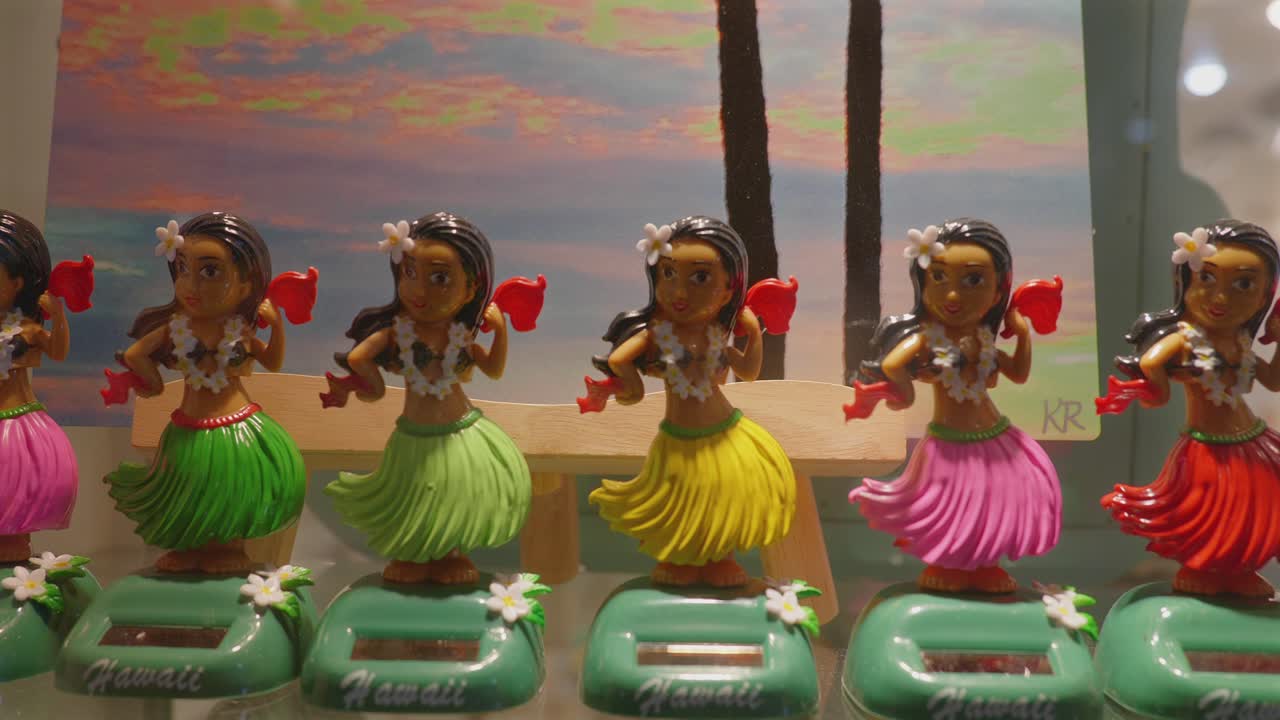 un grupo de figuritas de niña de hula de plástico bailando