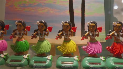 Un-Grupo-De-Figuritas-De-Niña-De-Hula-De-Plástico-Bailando