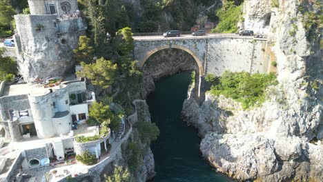 coches conduciendo sobre un puente a lo largo de la costa de amalfi cerca de fiordo di furore