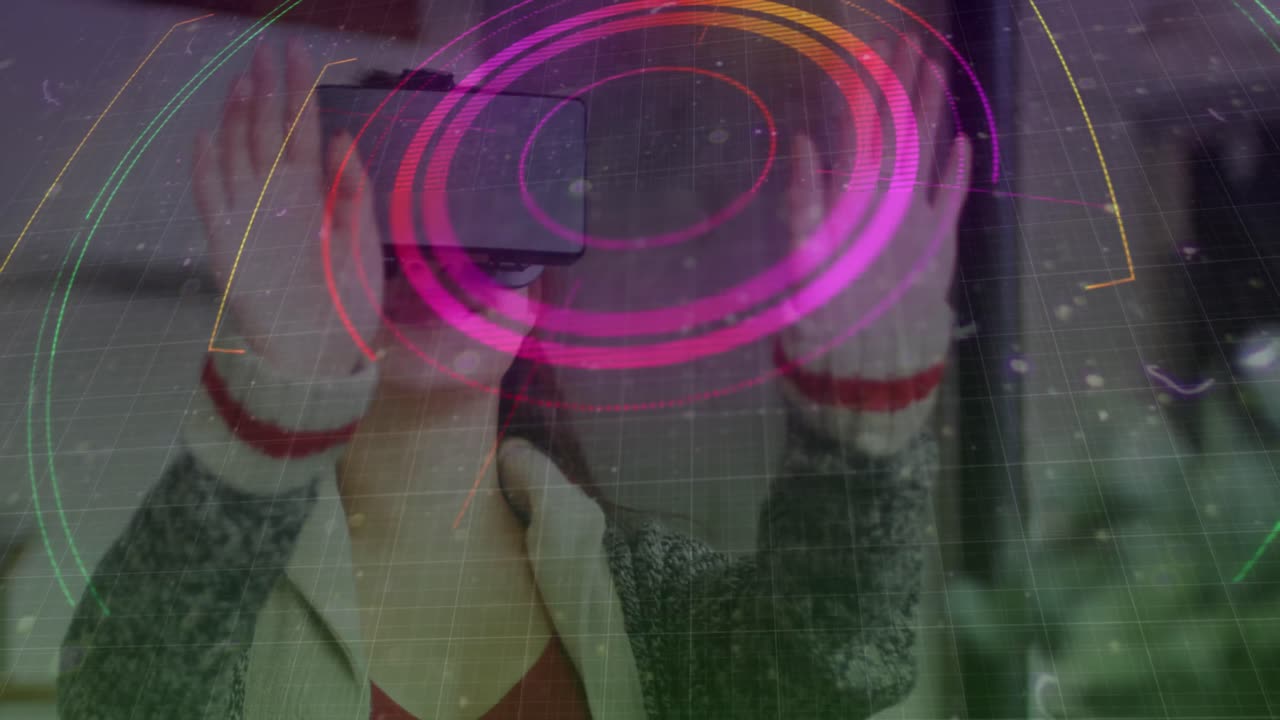 rastros de luz sobre escáner de alcance de neón contra mujer caucásica gesticulando mientras usa auriculares vr