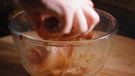 Hähnchen-Mit-Gewürzen,-Salz-Und-Pfeffer-Von-Hand-Mischen,-Abendessen-Kochen