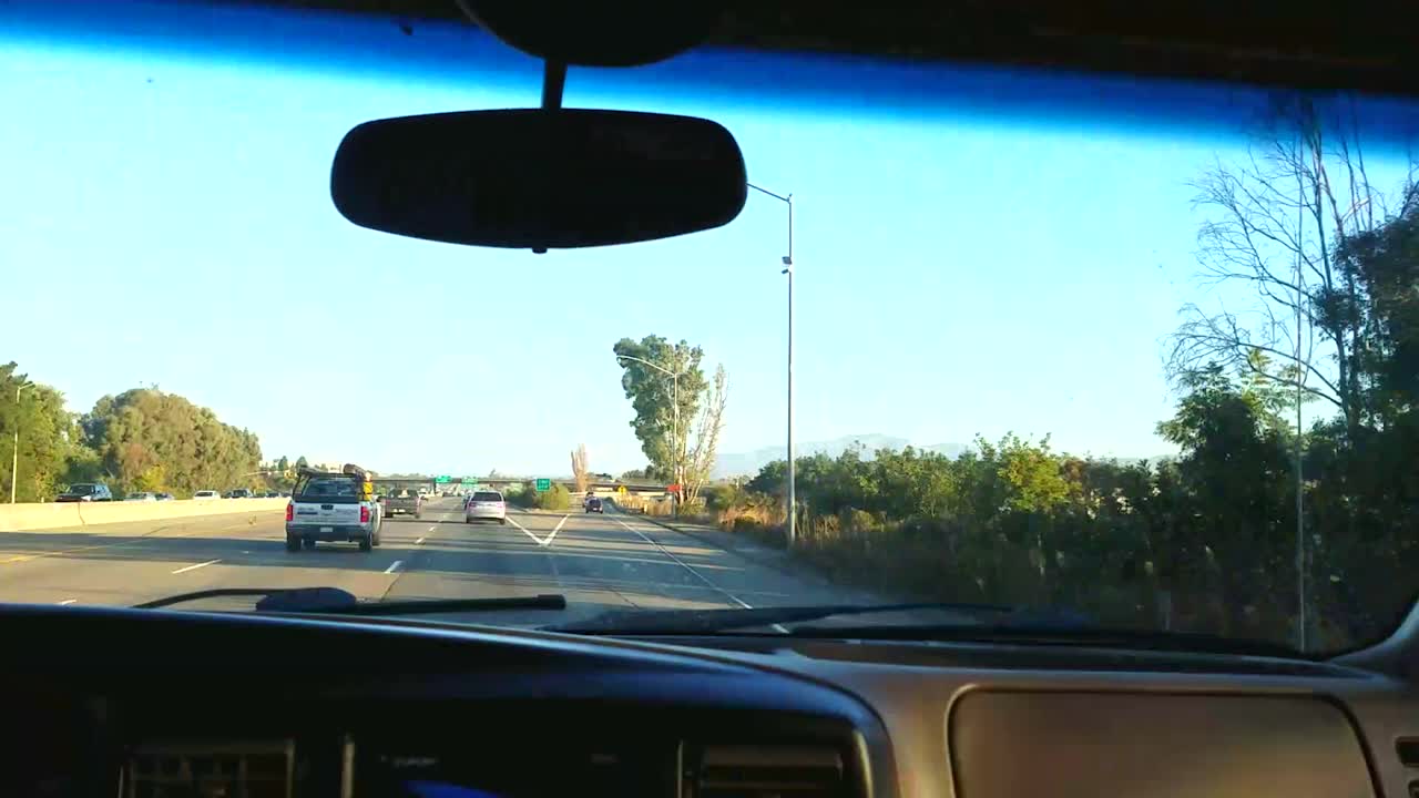 고속도로의 초공간에서 햇볕이 잘 드는 드라이브