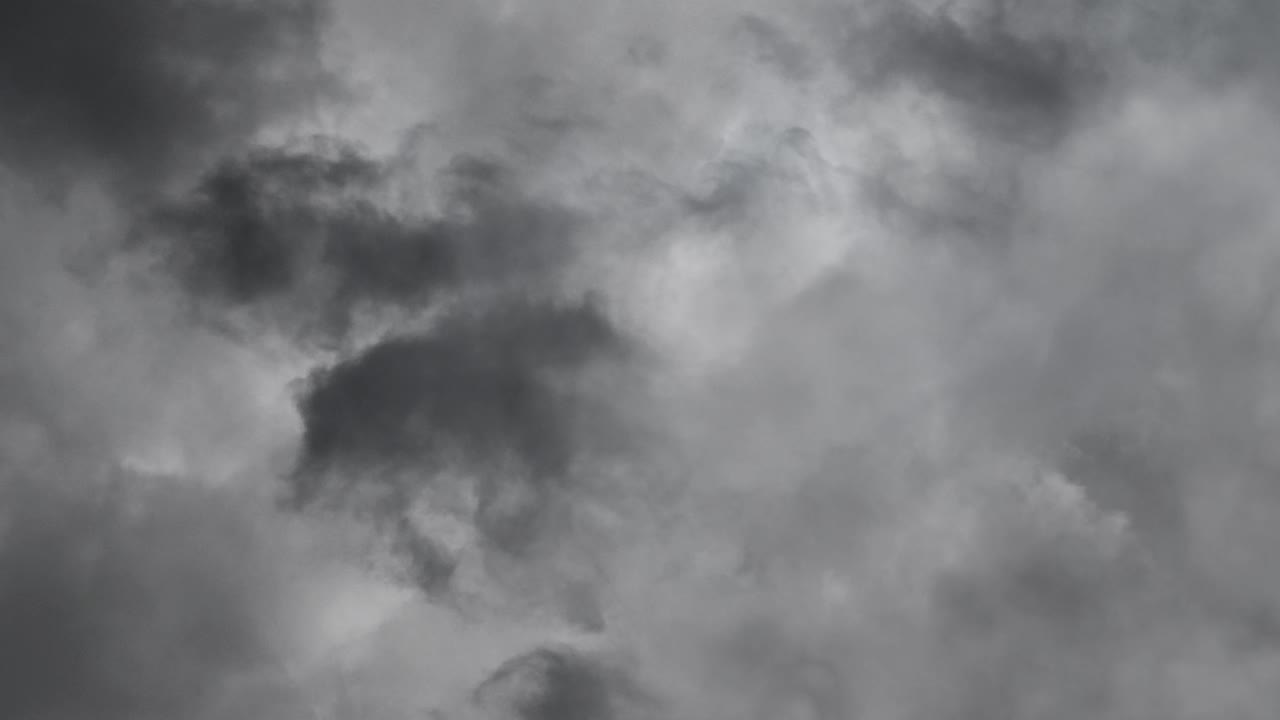 폭풍 중에 번개가 떨어지면 4k