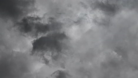 los rayos golpean durante una tormenta 4k