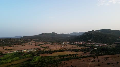 Pueblo-De-San-Antonio-Di-Galura,-Abrazado-Por-La-Serena-Belleza-De-Las-Montañas-Circundantes