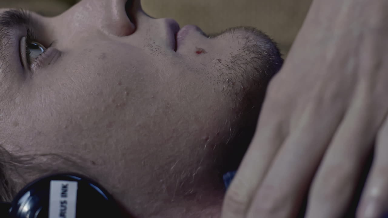 Primo piano di una persona con ferite e attrezzature mediche