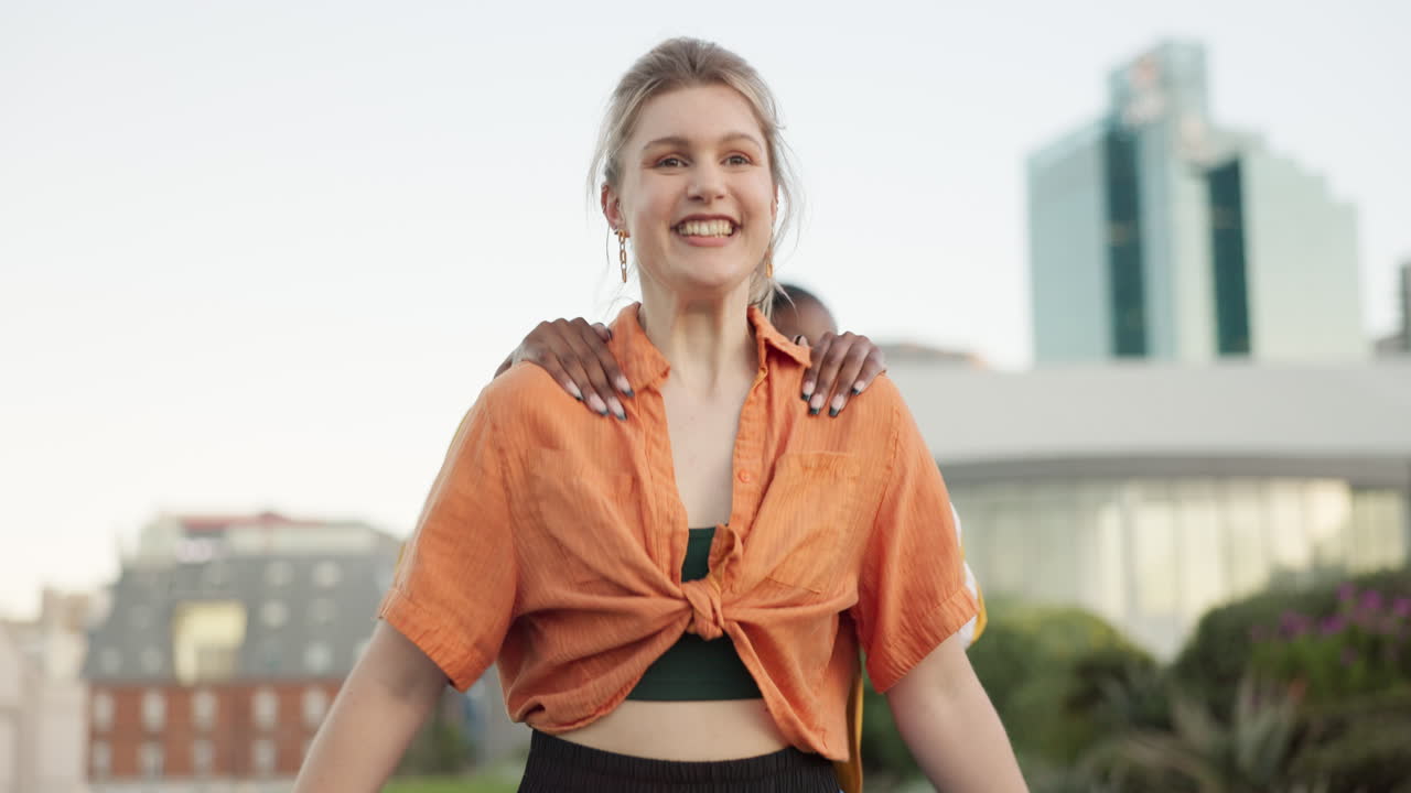 una pareja feliz de lesbianas o gays con confianza.