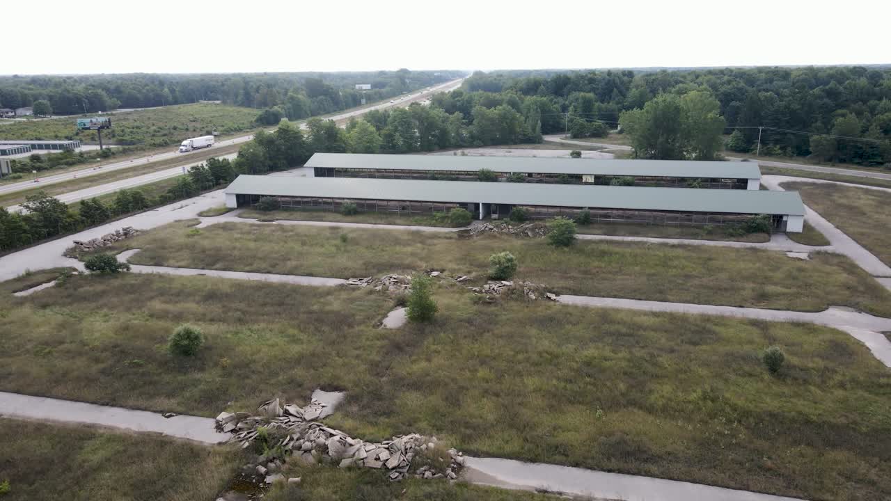 edificios estables gemelos en el día por la noche en propiedad de hipódromo abandonada